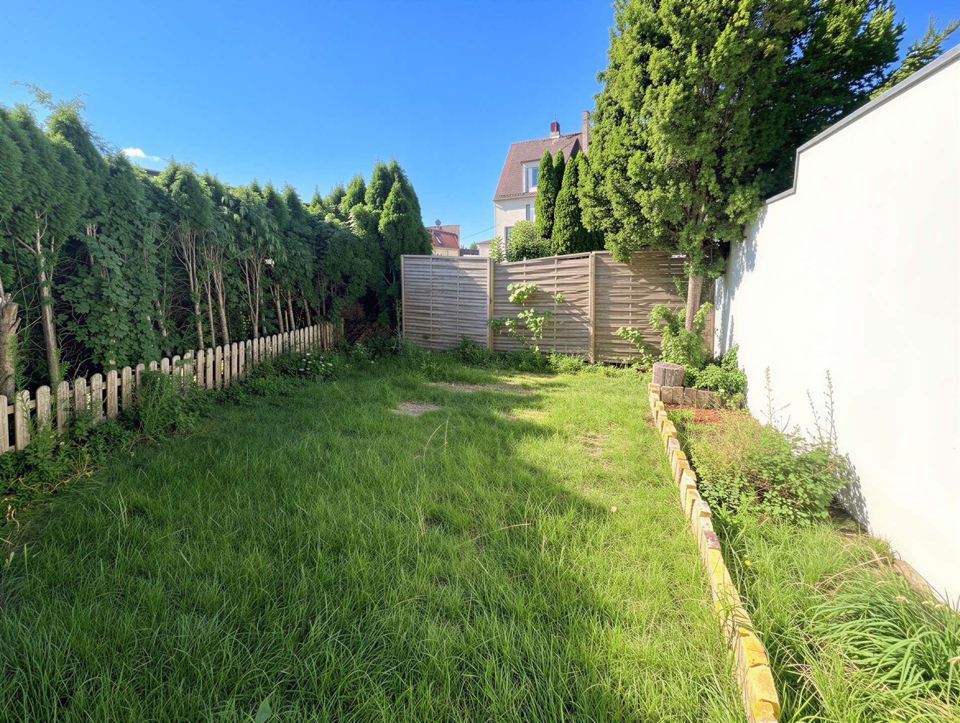 Grünfläche  hinterm Haus - s