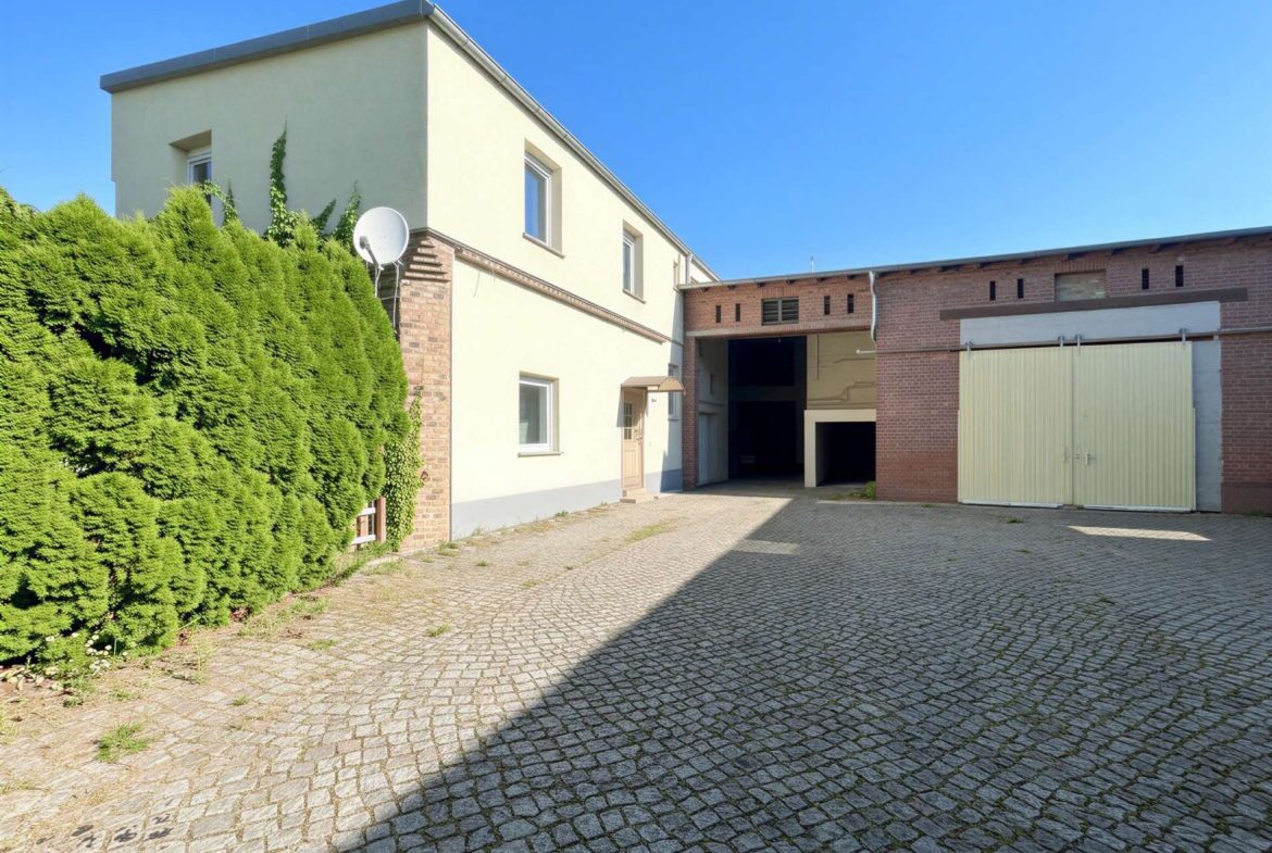 Hinterhaus mit Nebengelassen
