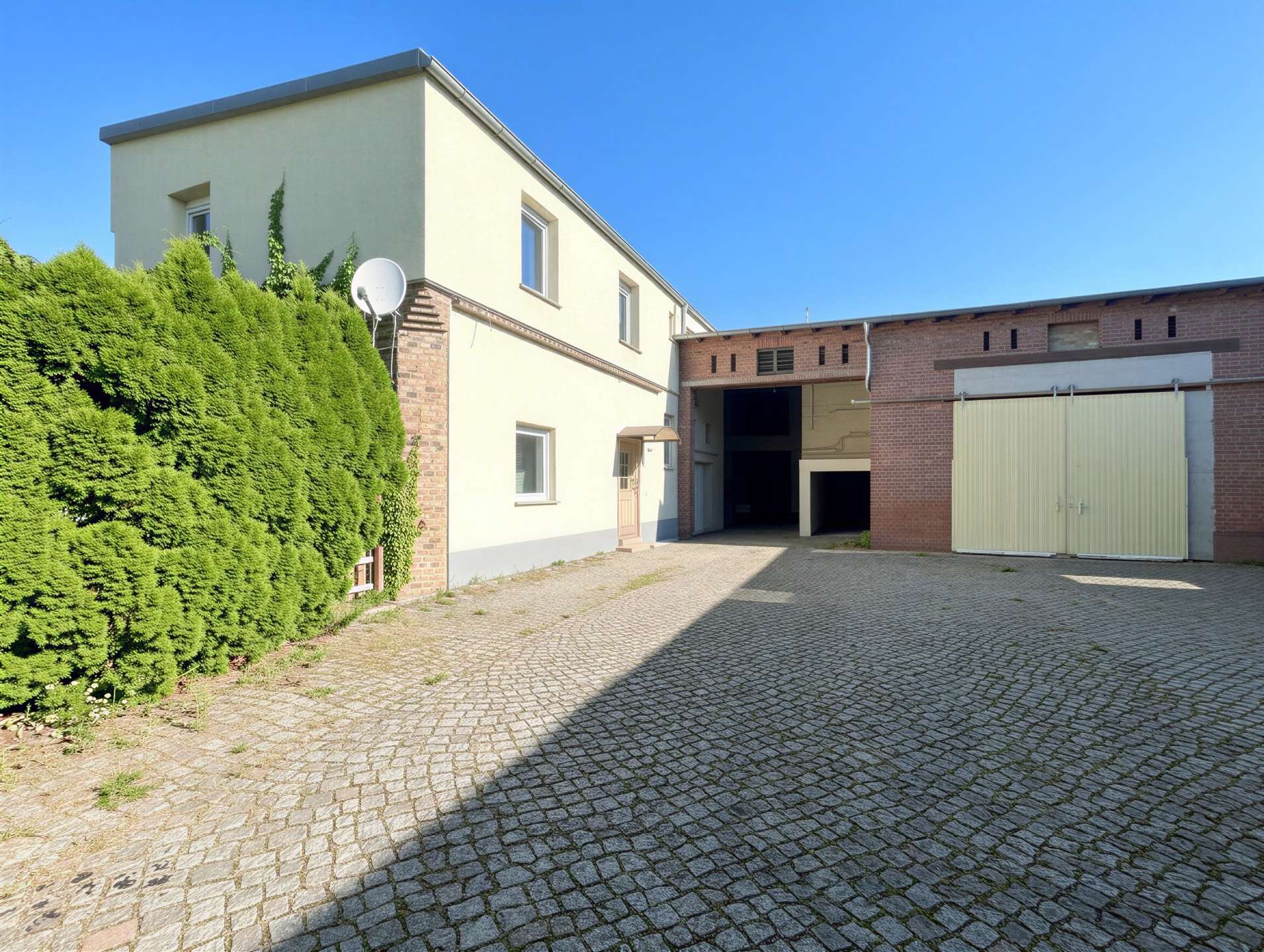 Hinterhaus mit Nebengelassen