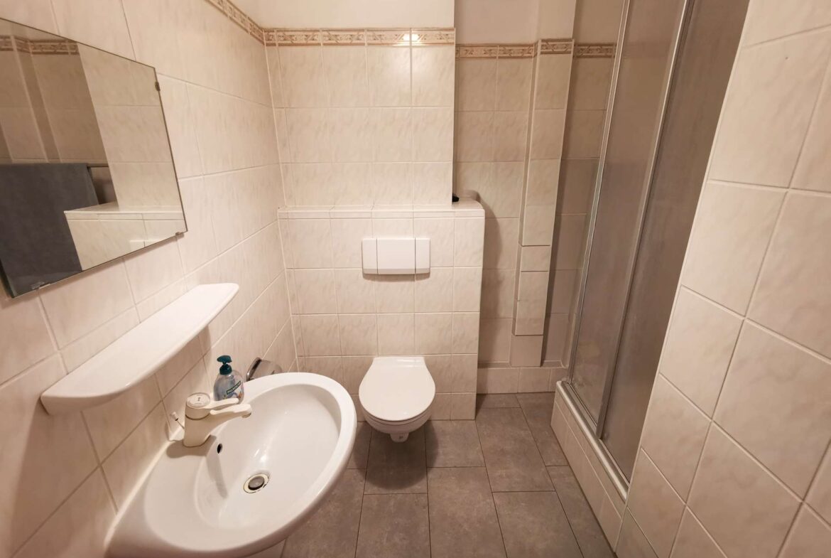 Badezimmer mit Dusche