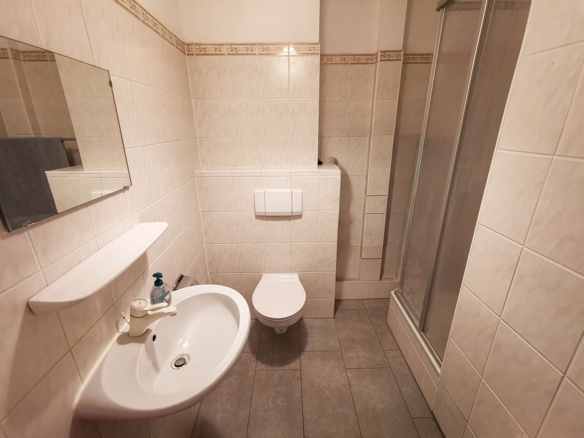 Badezimmer mit Dusche