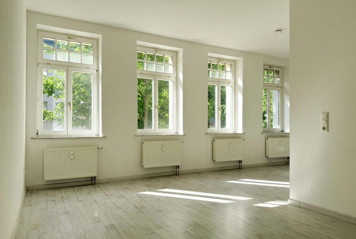 lichtdurchflutetes Wohnzimmer