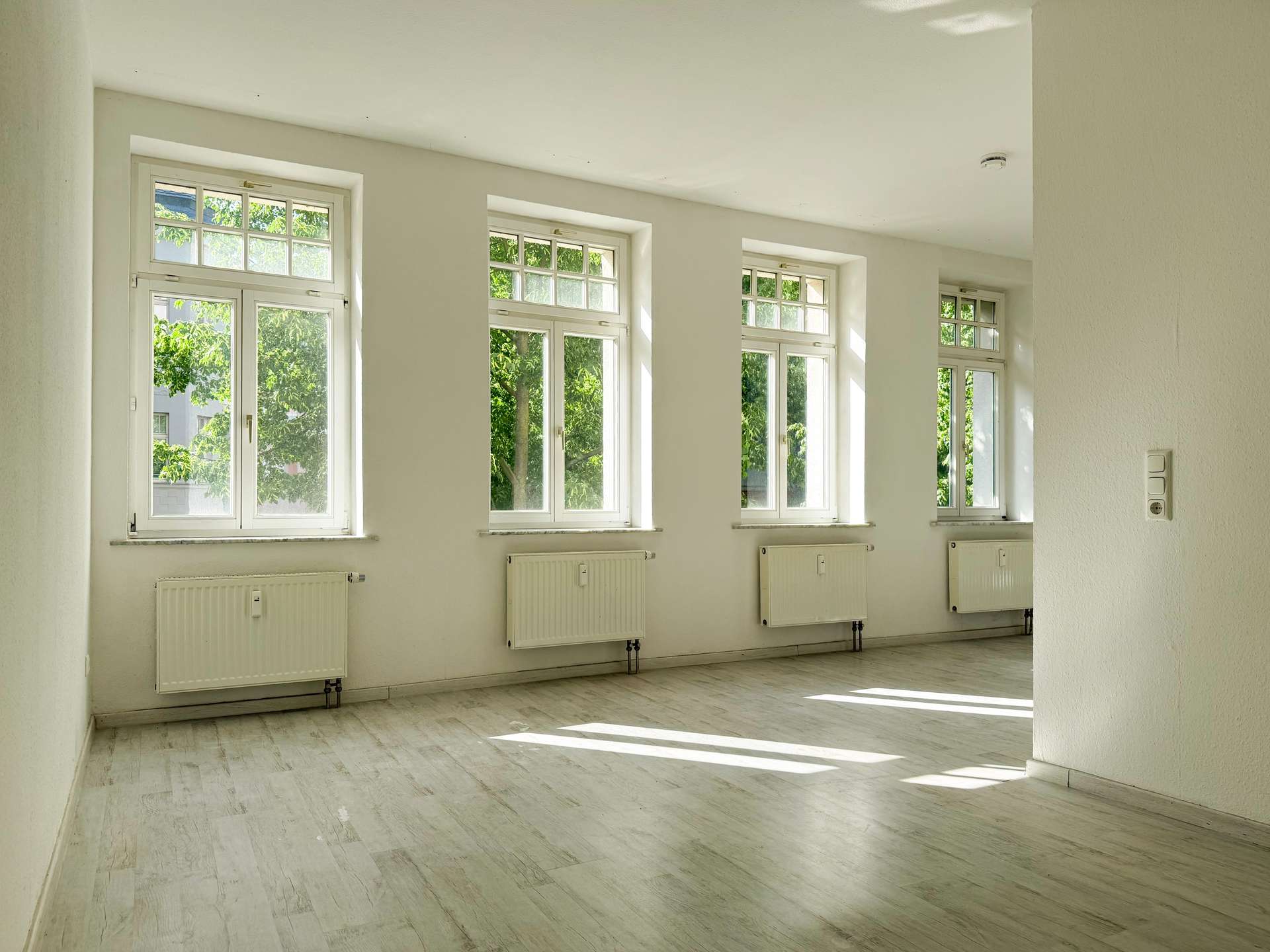 lichtdurchflutetes Wohnzimmer