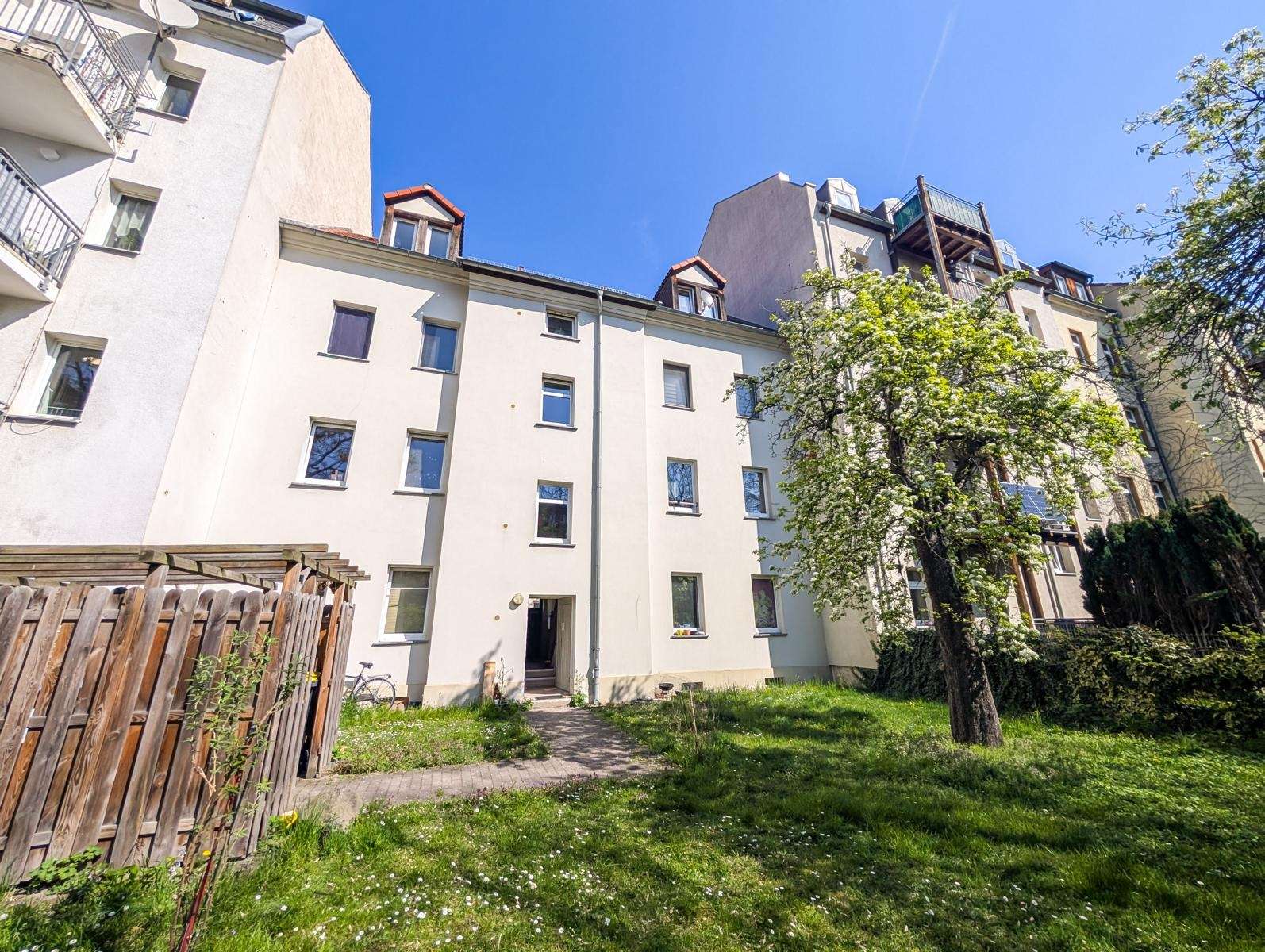 Hinter dem Haus