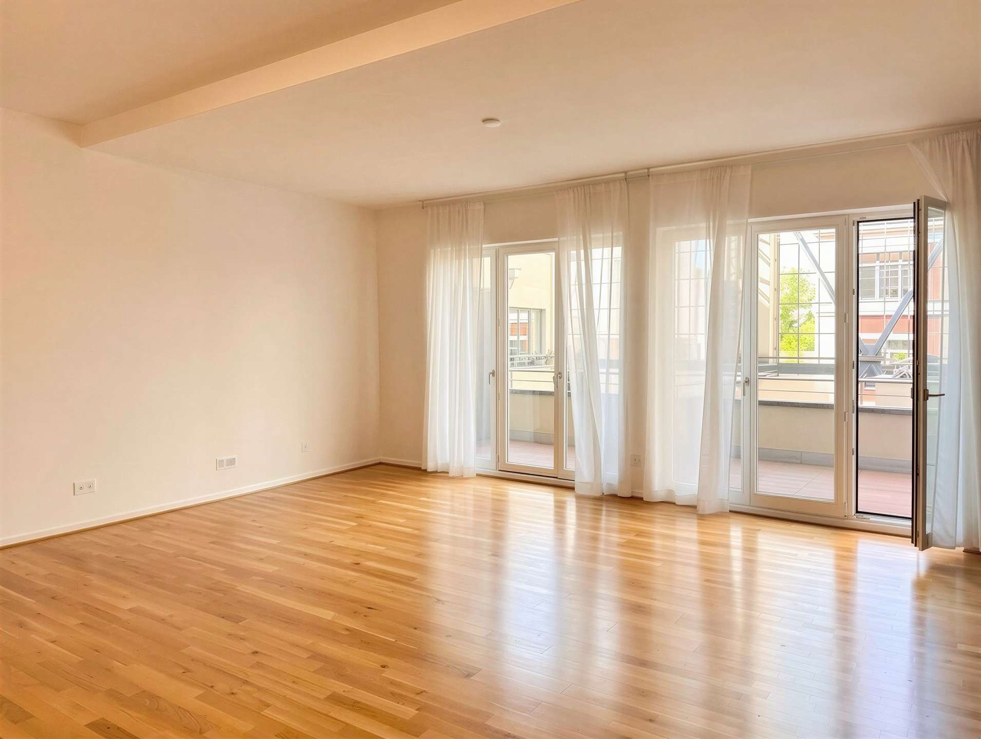 Wohnzimmer mit Balkonzugang 