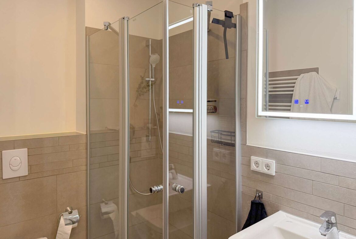 Mit Wanne und Dusche 