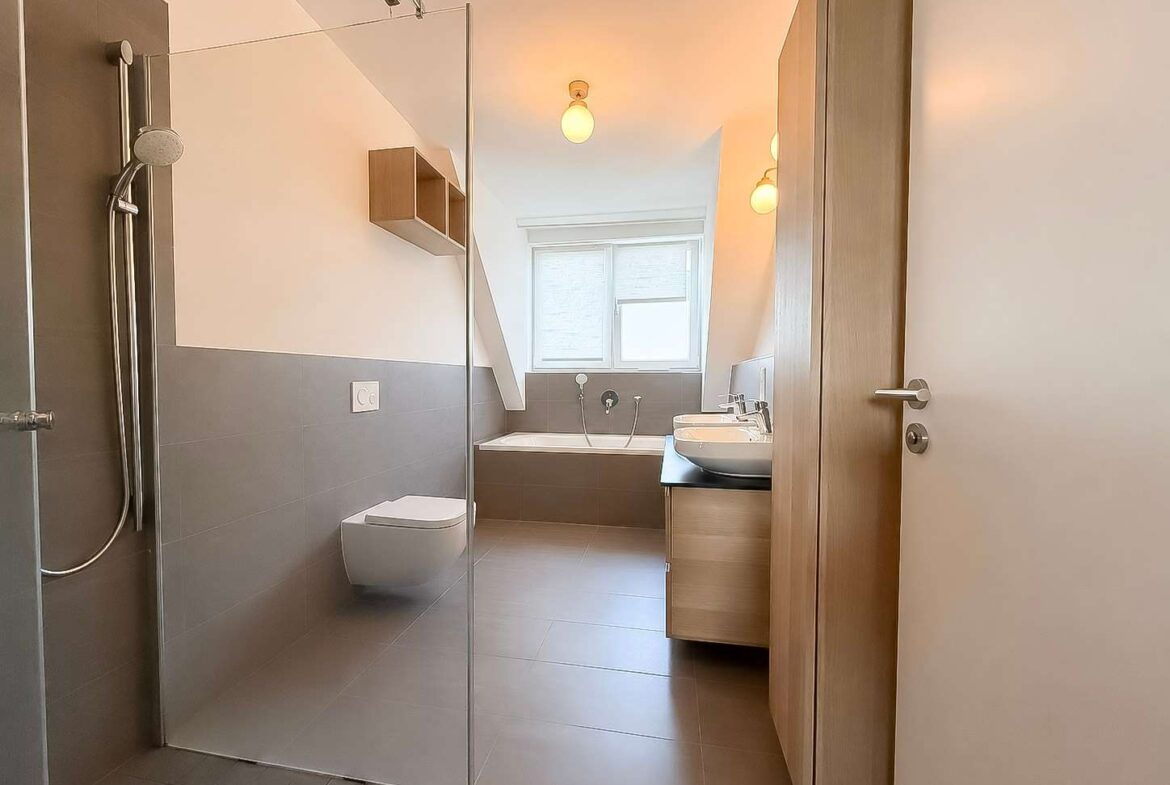 Badezimmer mit Wanne u. Dusche