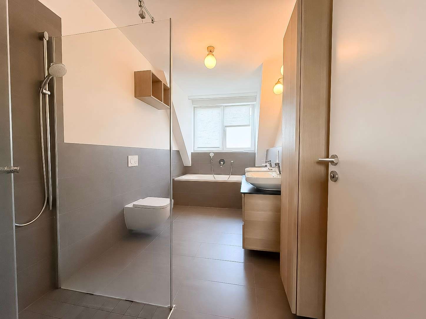 Badezimmer mit Wanne u. Dusche