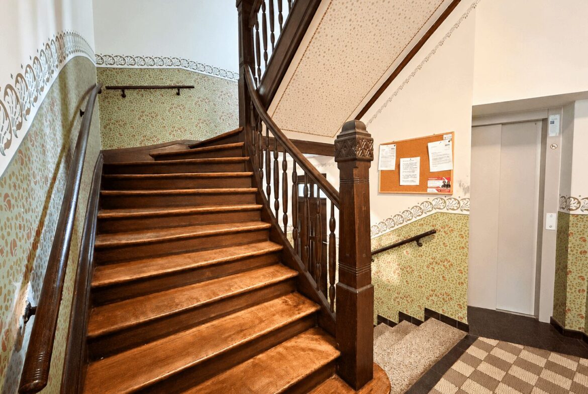 Treppenhaus/Aufzug