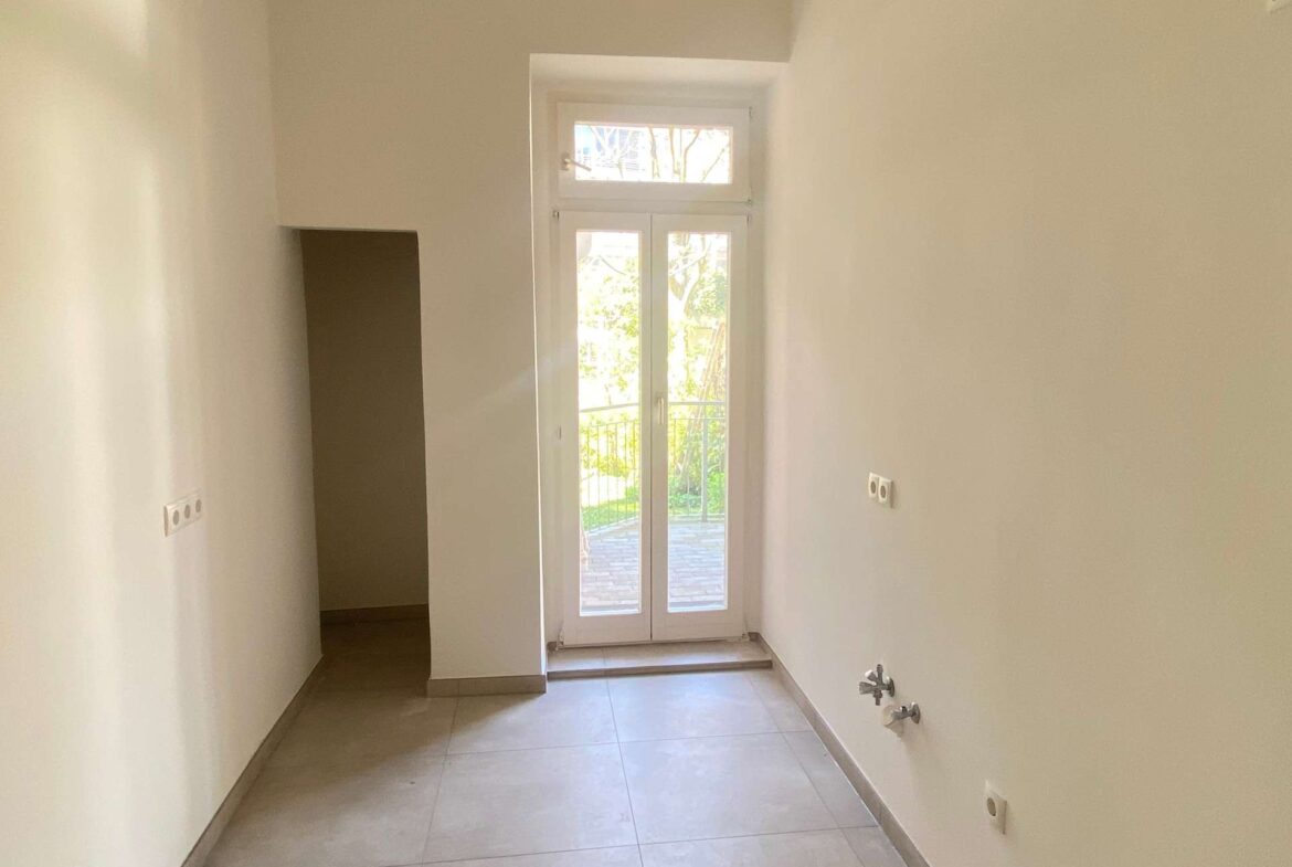 Küche mit Blick auf Balkon