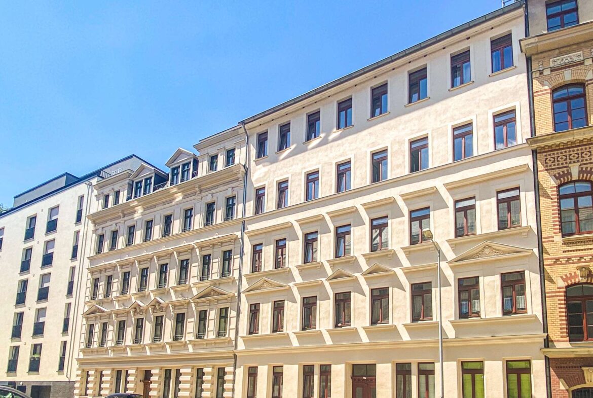 Blick auf das sanierte Mehframilienhaus