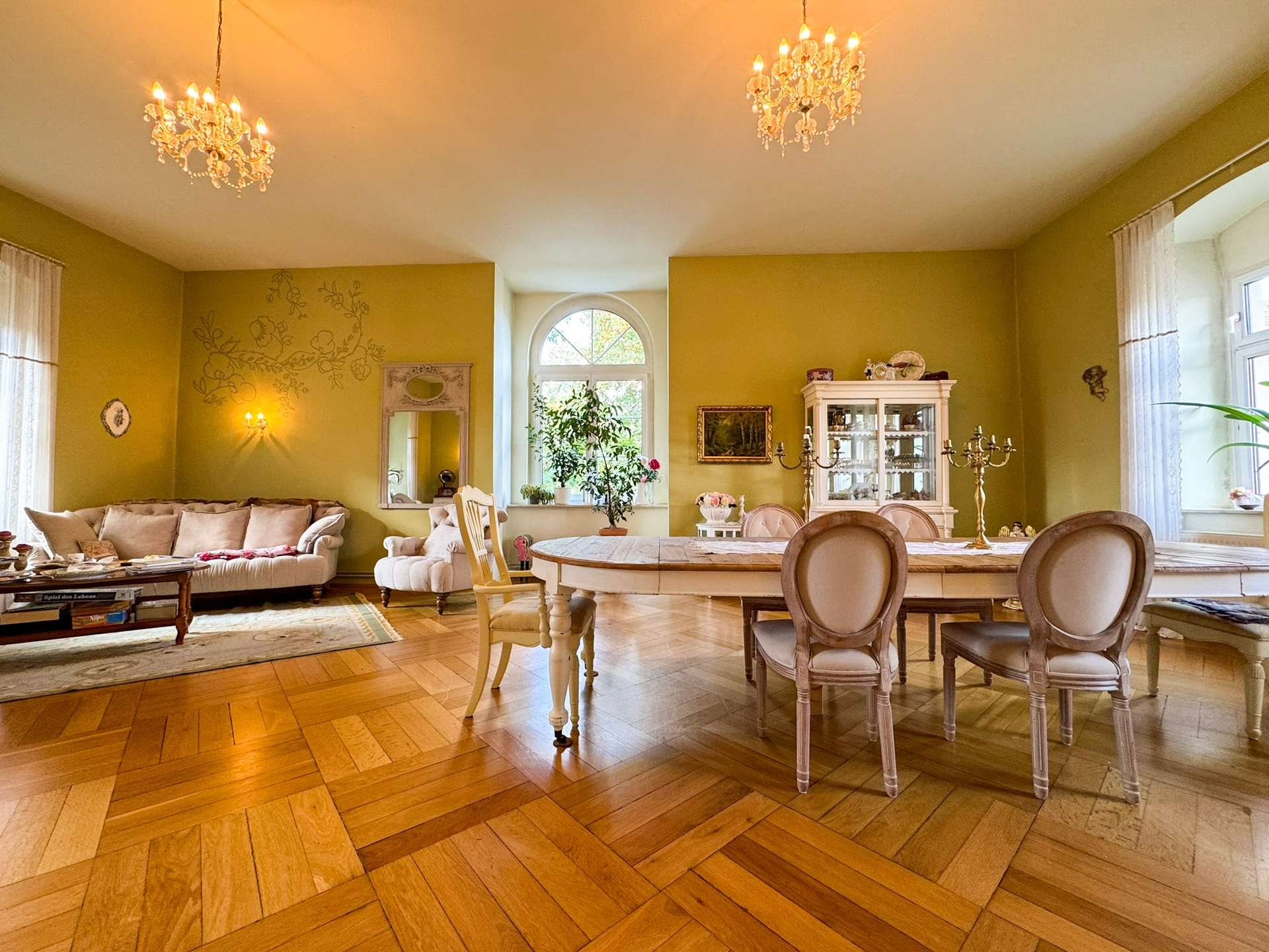 2. Wohnebene - Großzügiges Esszimmer mit Parkettboden