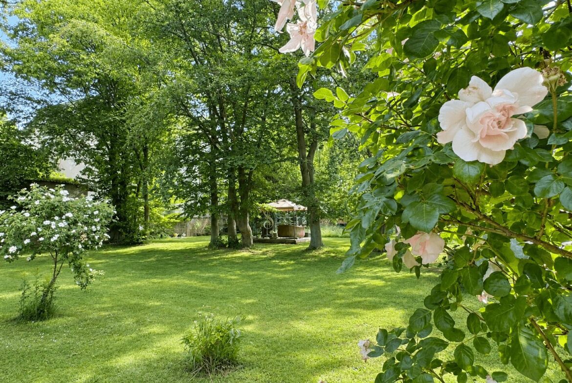 Friedlicher Garten mit Rosen und Pavillon