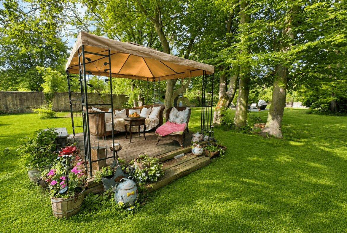 Gemütlicher Garten mit Pavillon und Blumen