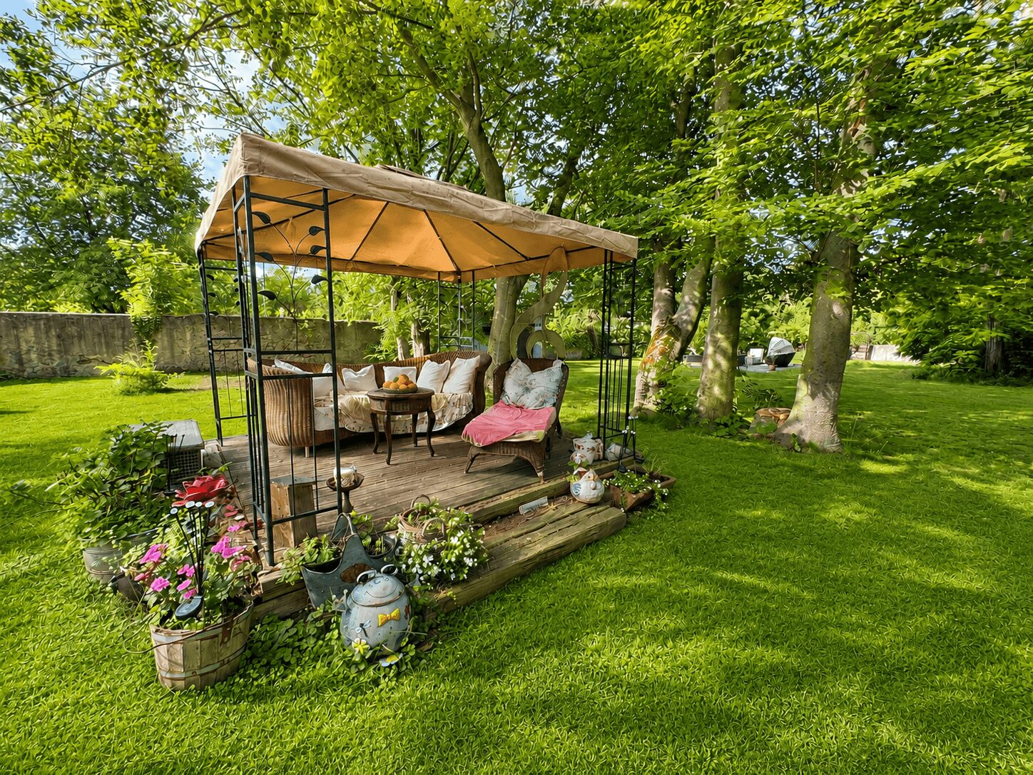 Gemütlicher Garten mit Pavillon und Blumen