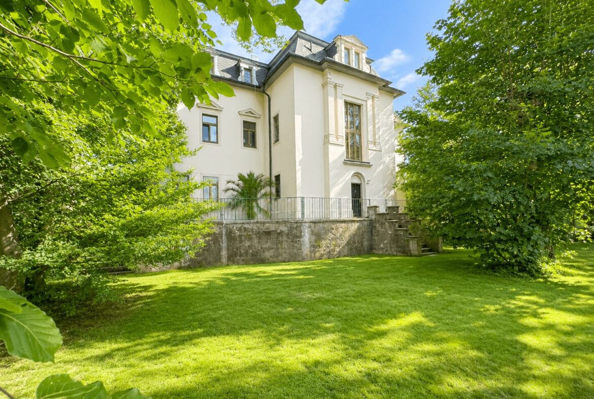 Gartenansicht mit Blick auf die Villa