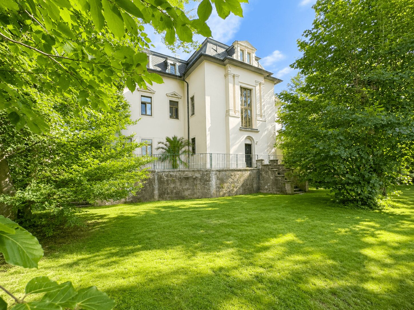 Gartenansicht mit Blick auf die Villa