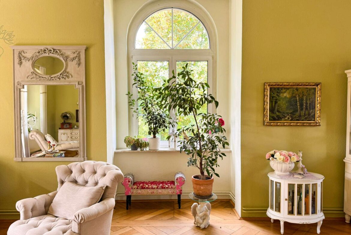 2. Wohnebene - Wohnzimmer mit Rundbogenfenster