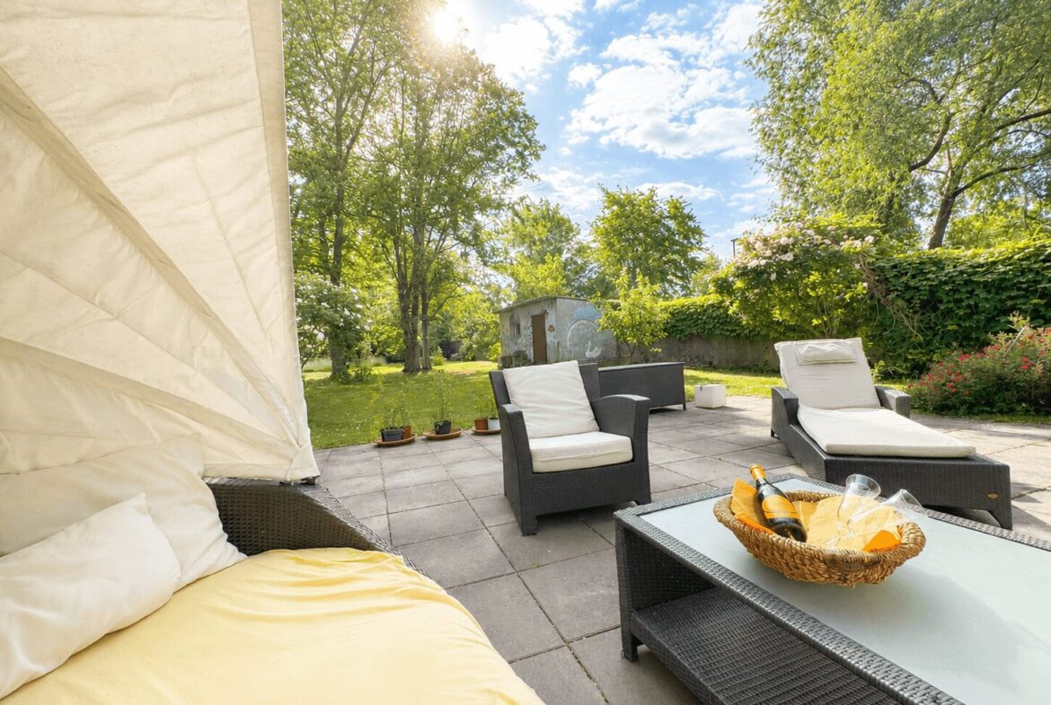 Sonniger Garten mit gemütlicher Terrasse