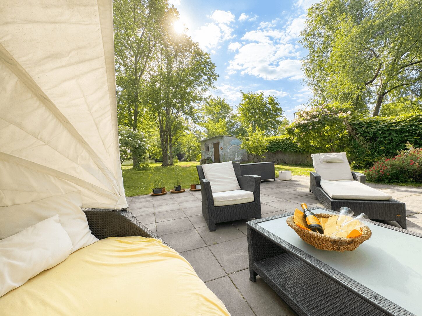 Sonniger Garten mit gemütlicher Terrasse