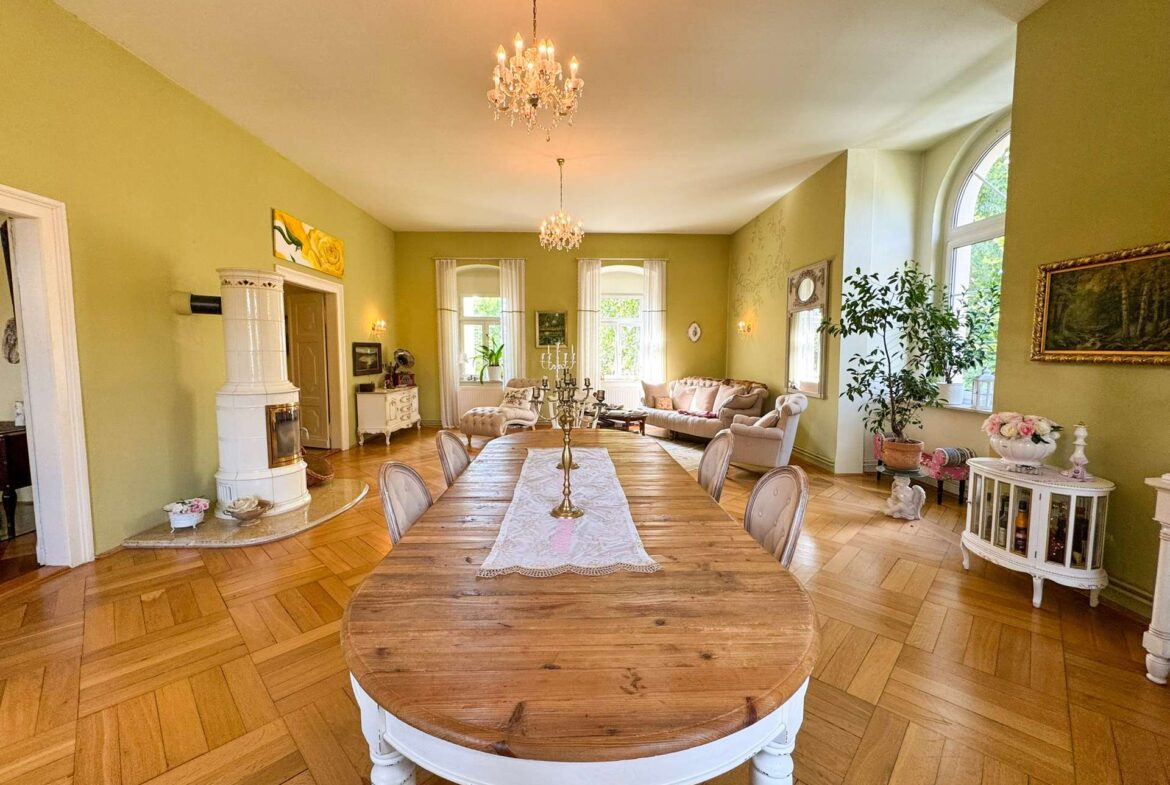 2. Wohnebene - Elegantes Esszimmer mit Kaminofen