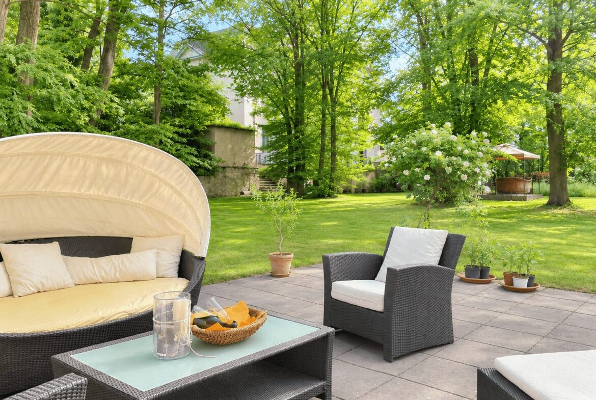 Sonnenverwöhnte Terrasse im Garten