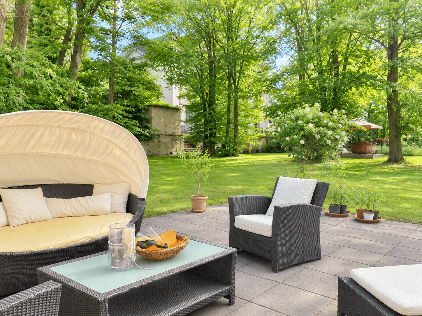 Sonnenverwöhnte Terrasse im Garten