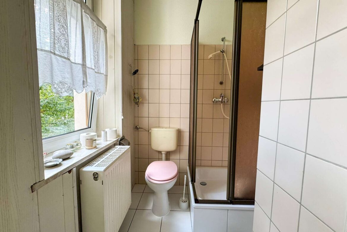 2. Wohnebene - Kleines Badezimmer mit Dusche