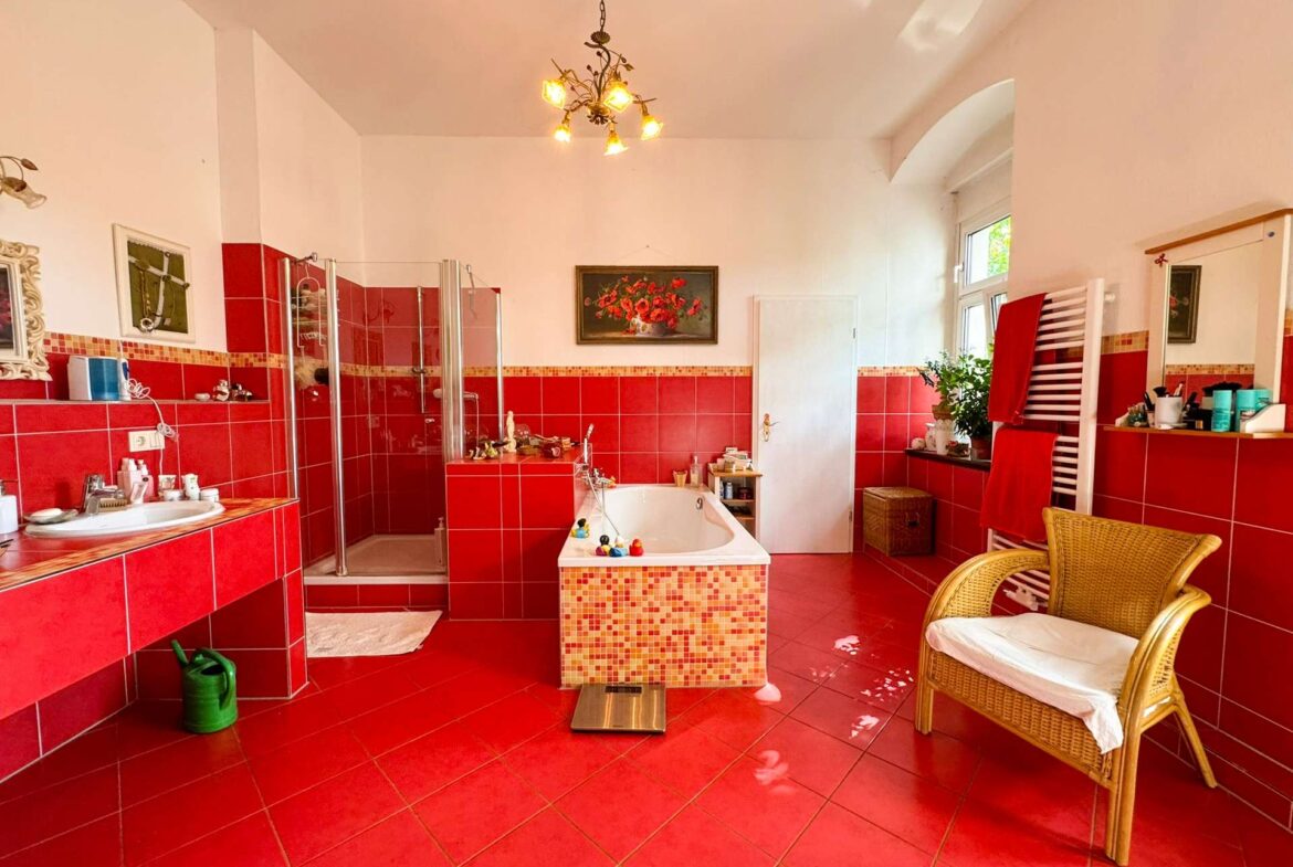 2. Wohnebene - Modernisiertes Badezimmer mit roten Fliesen