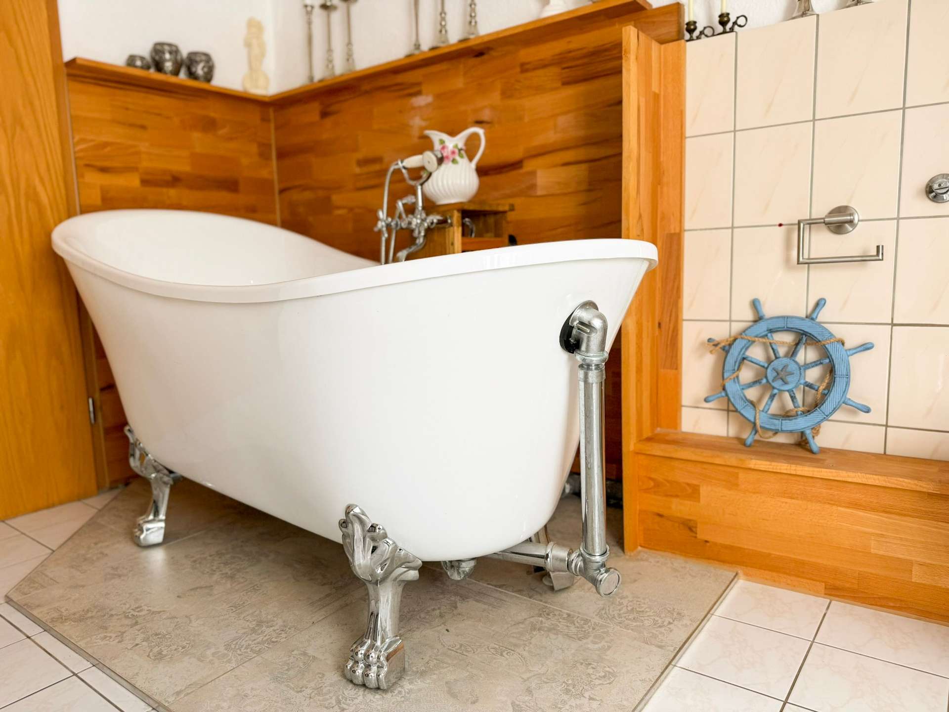 3. Wohnebene - Badezimmer mit freistehender Badewanne