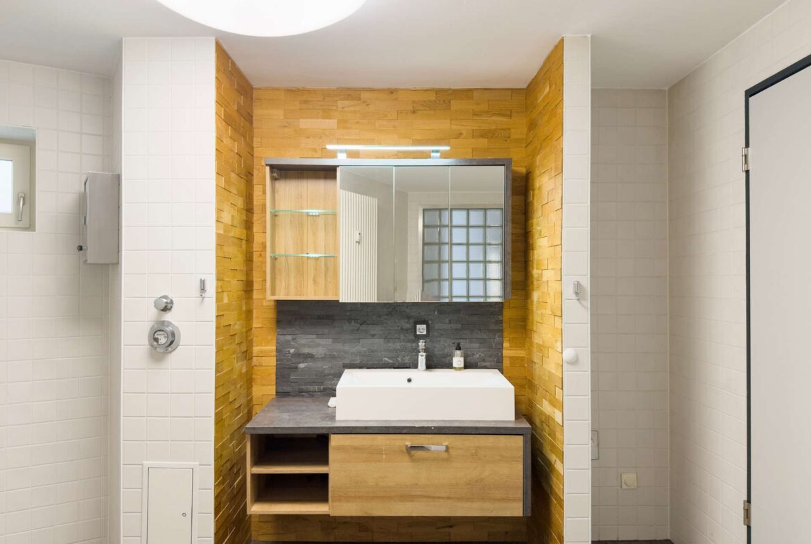 moderner Waschtisch mit Spiegelschrank