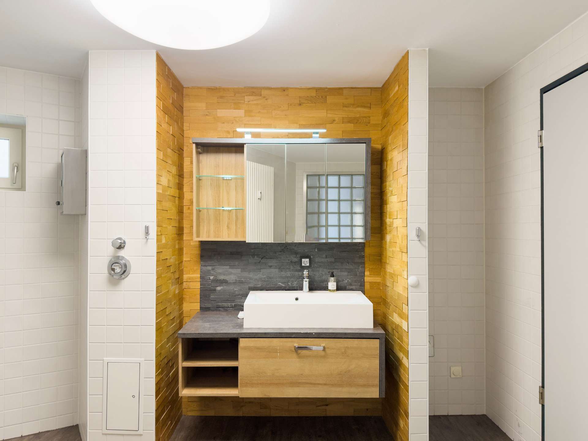moderner Waschtisch mit Spiegelschrank