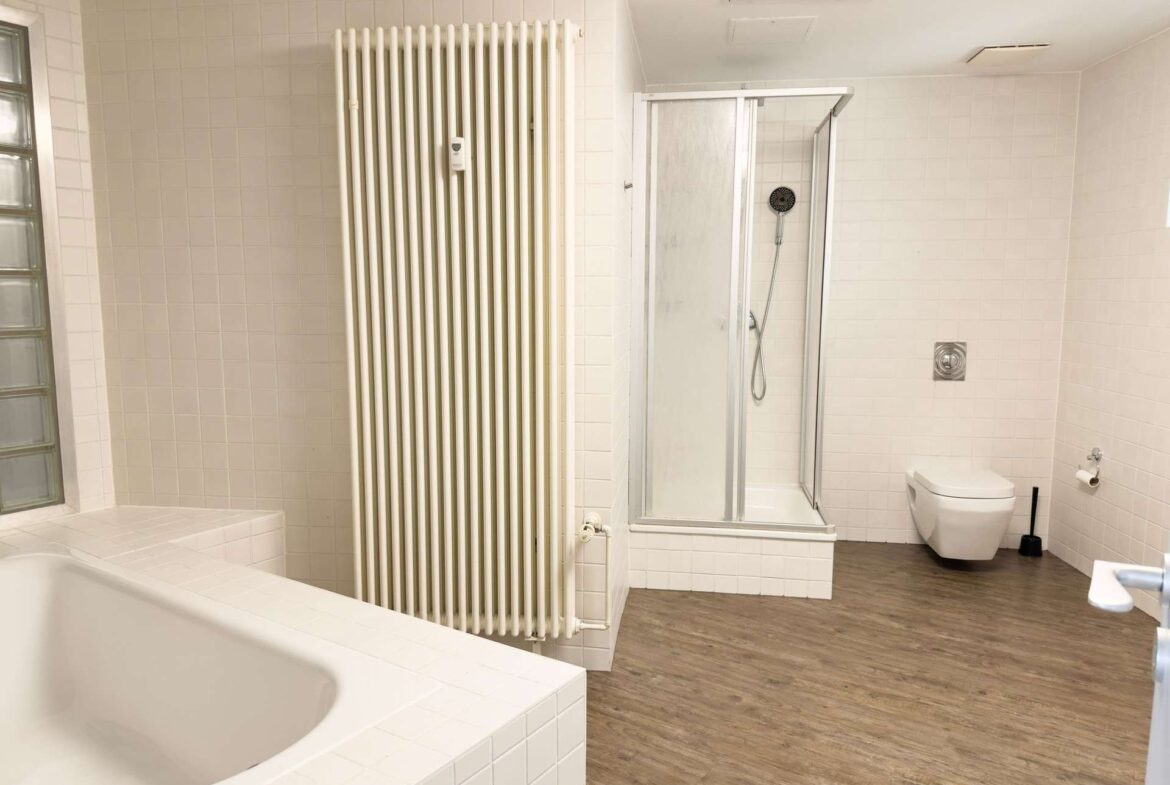 Bad en Suite mit Dusche und Wanne
