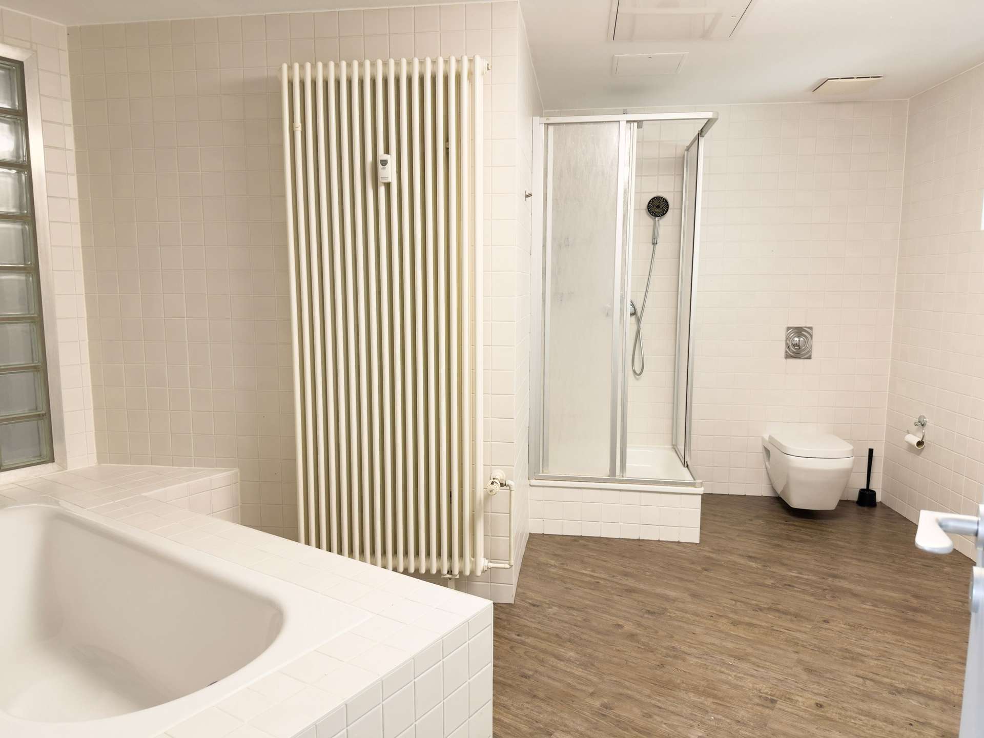Bad en Suite mit Dusche und Wanne