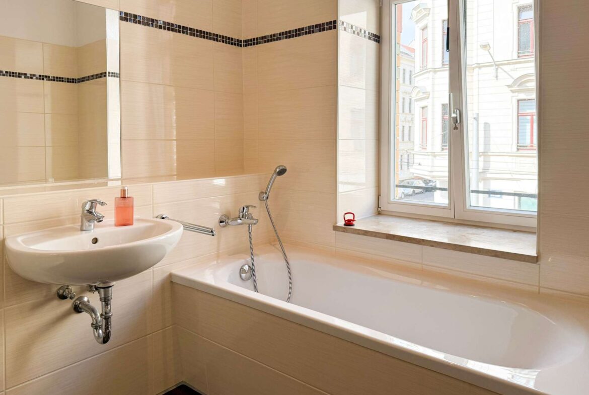Tageslichtbad mit Badewanne