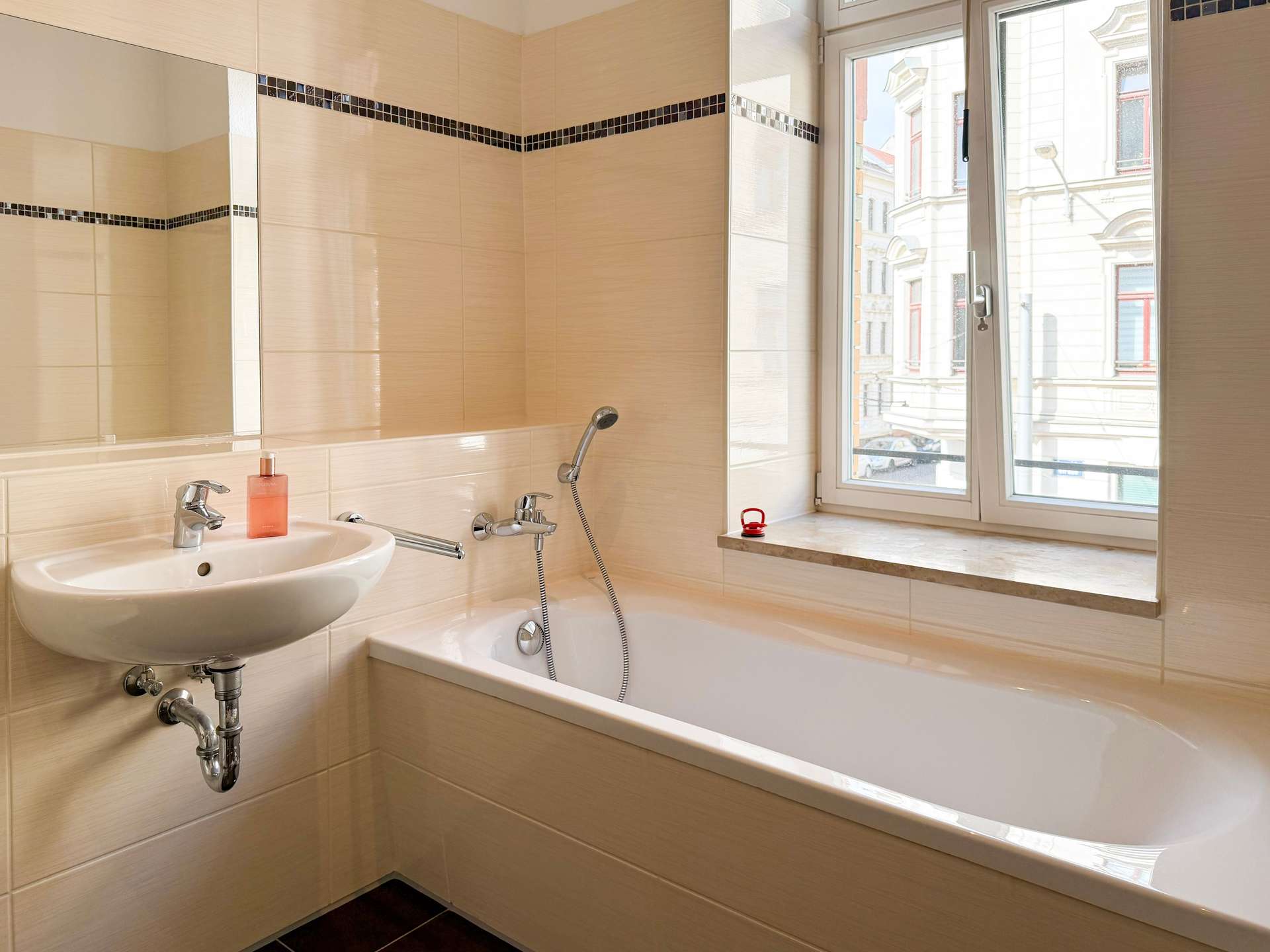 Tageslichtbad mit Badewanne