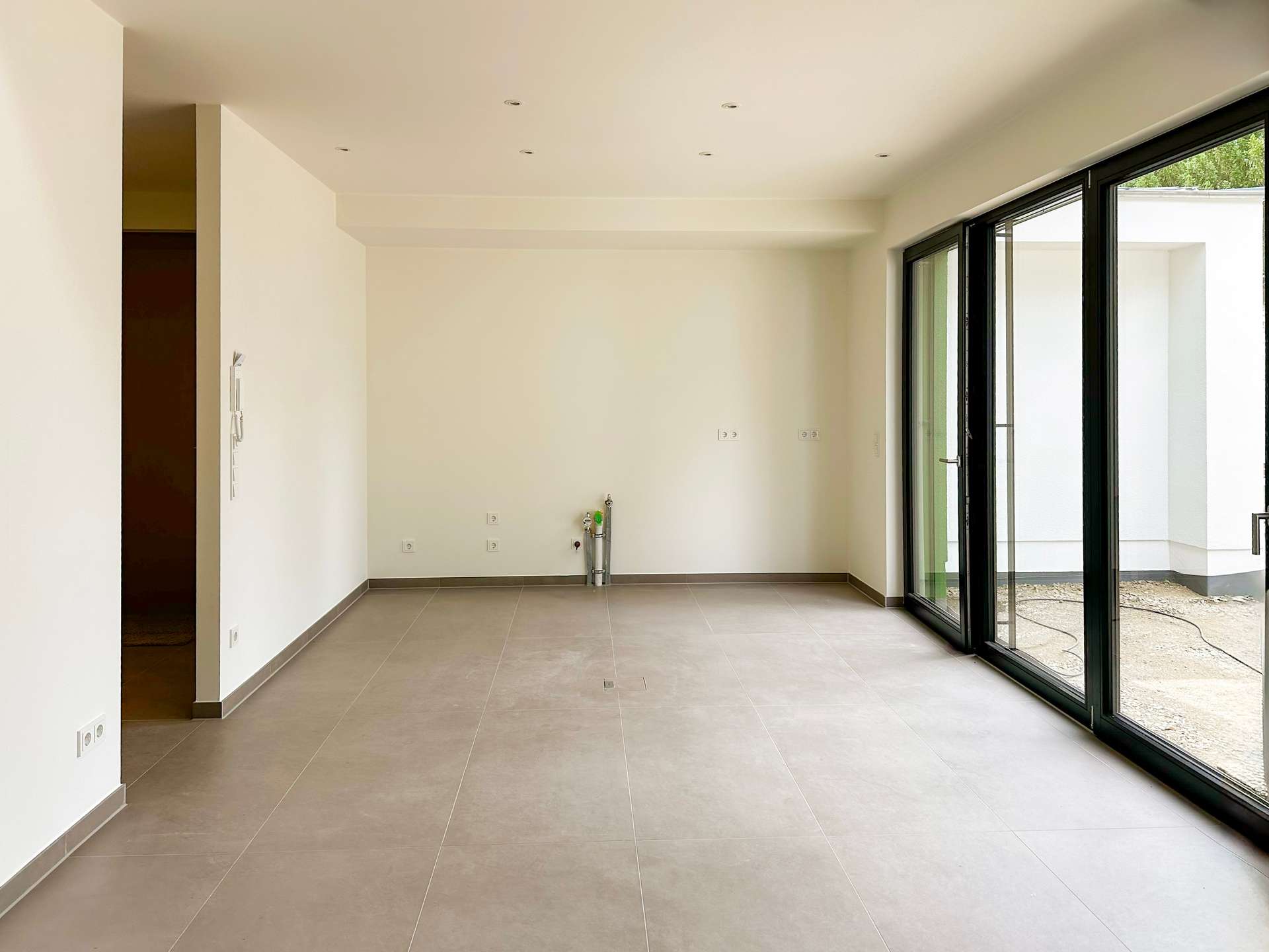 Küche mit Terrassenzugang
