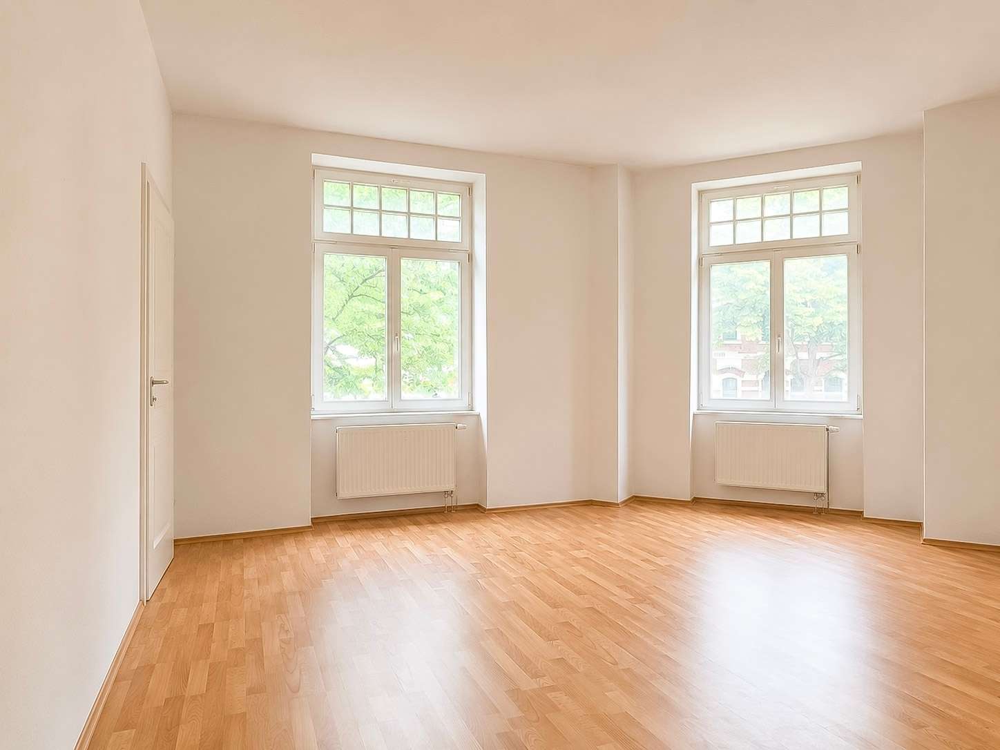lichtdurchflutetes Wohnzimmer