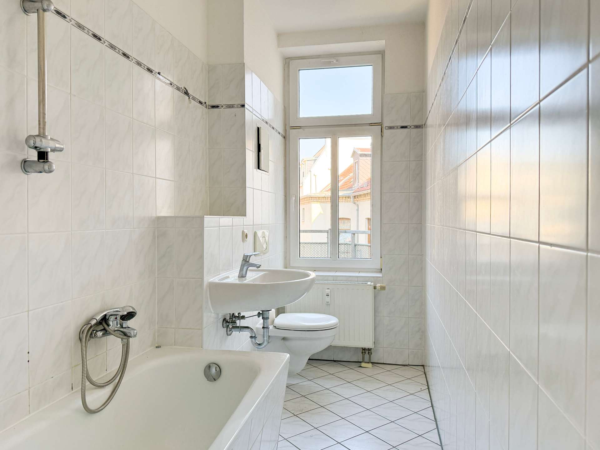 Tageslichtbad mit Badewanne