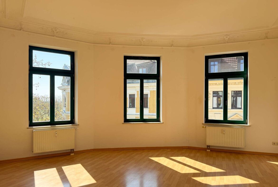 Wohnzimmer mit Stuckdecken