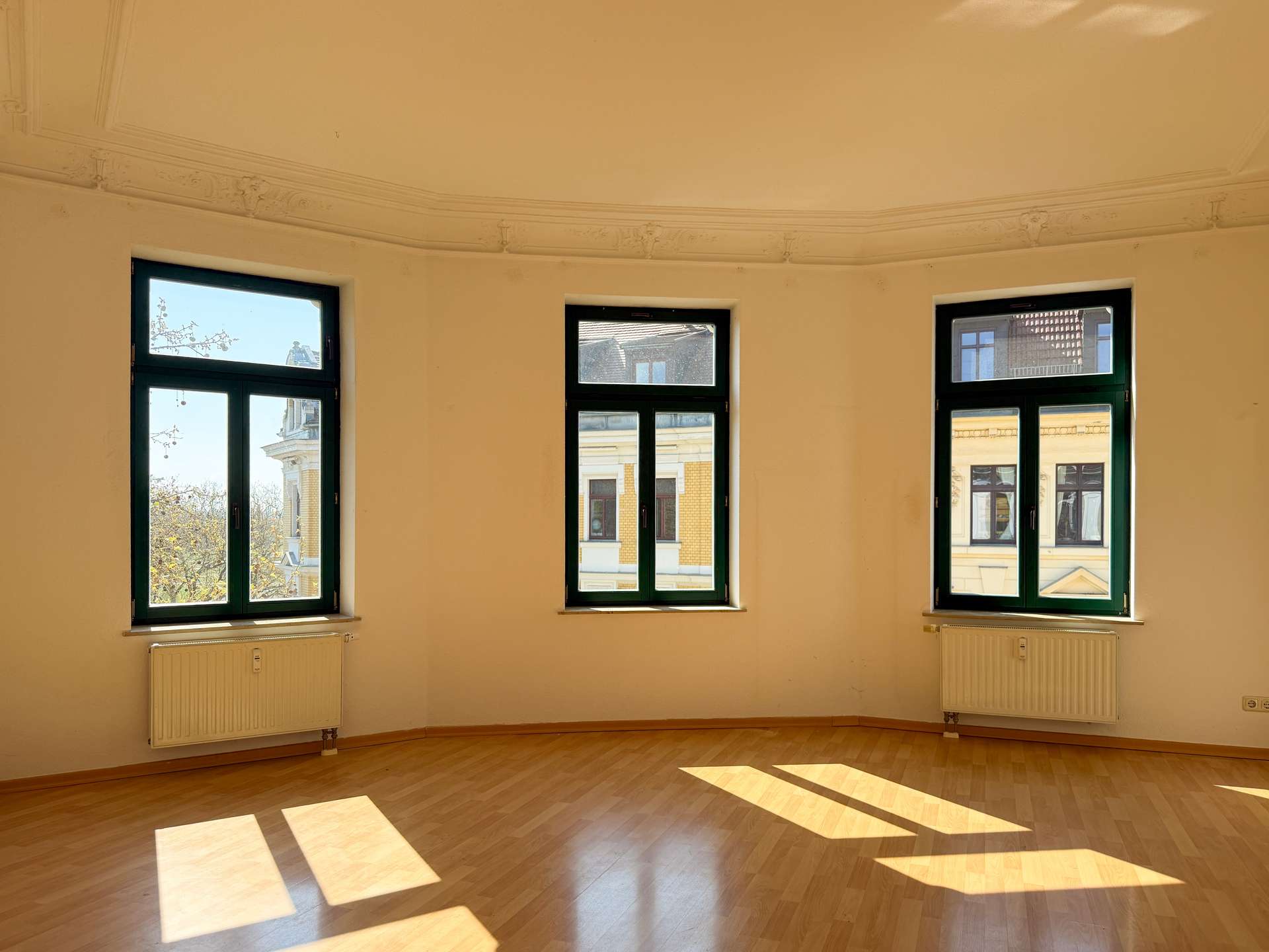 Wohnzimmer mit Stuckdecken
