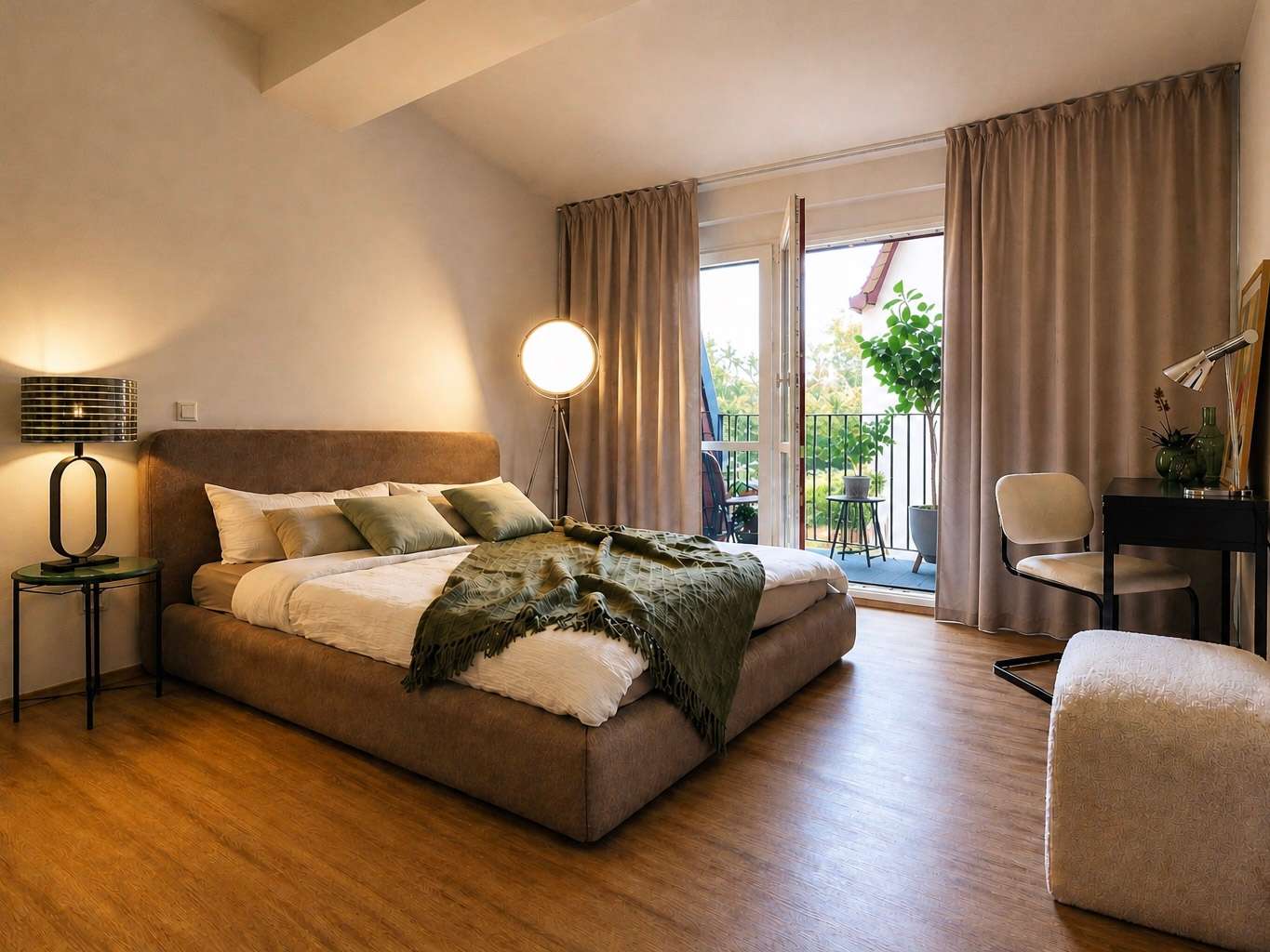 Großzügiges Schlafzimmer