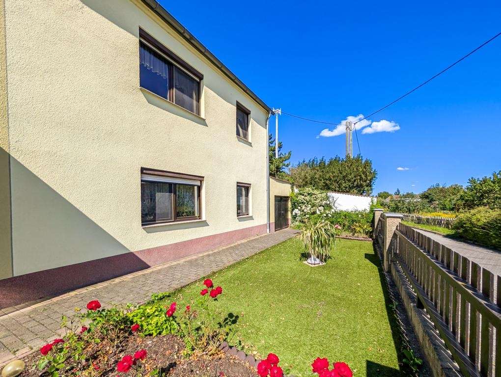 Vor dem Haus