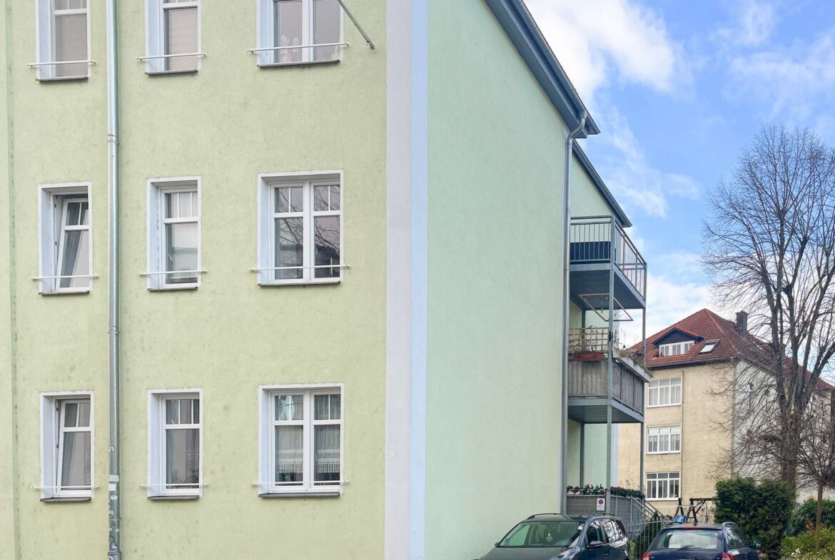 Hausansicht mit Stellplatz