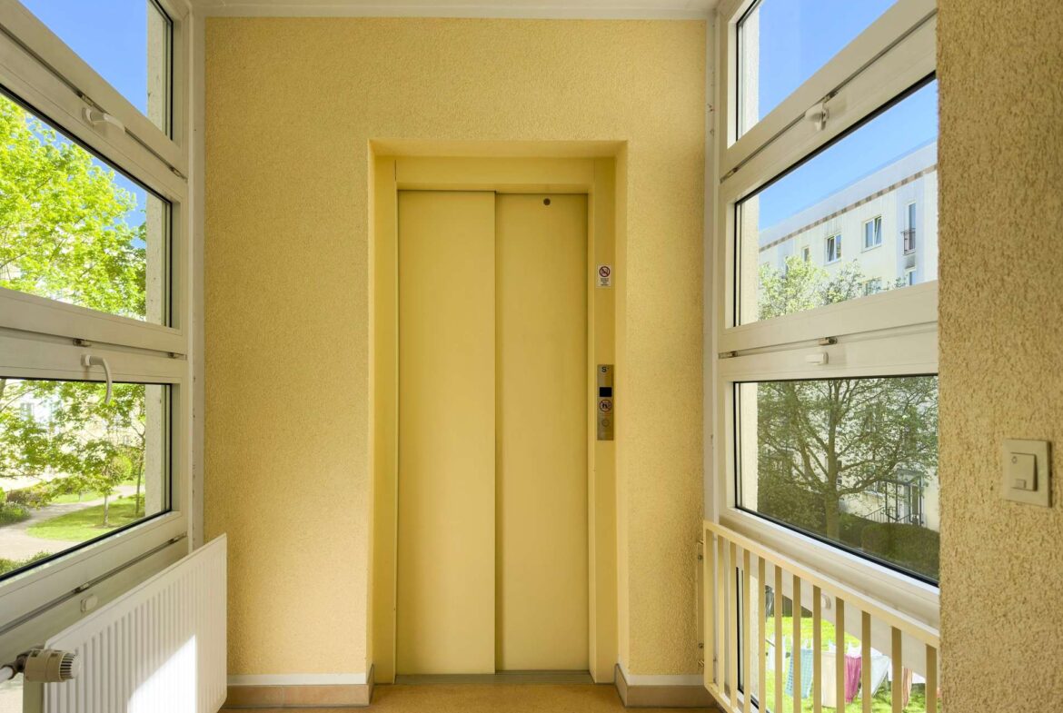 Aufzug auf halber Treppe