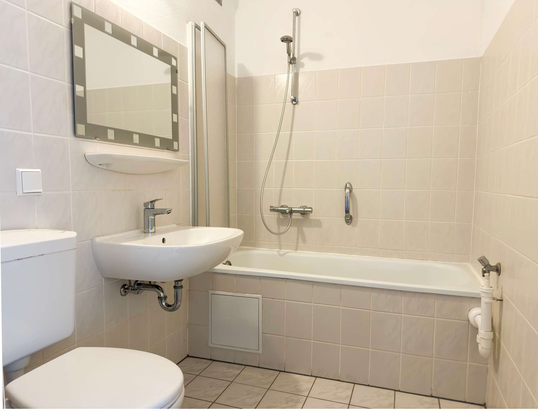 Bad mit Wanne, WM-Anschluss 