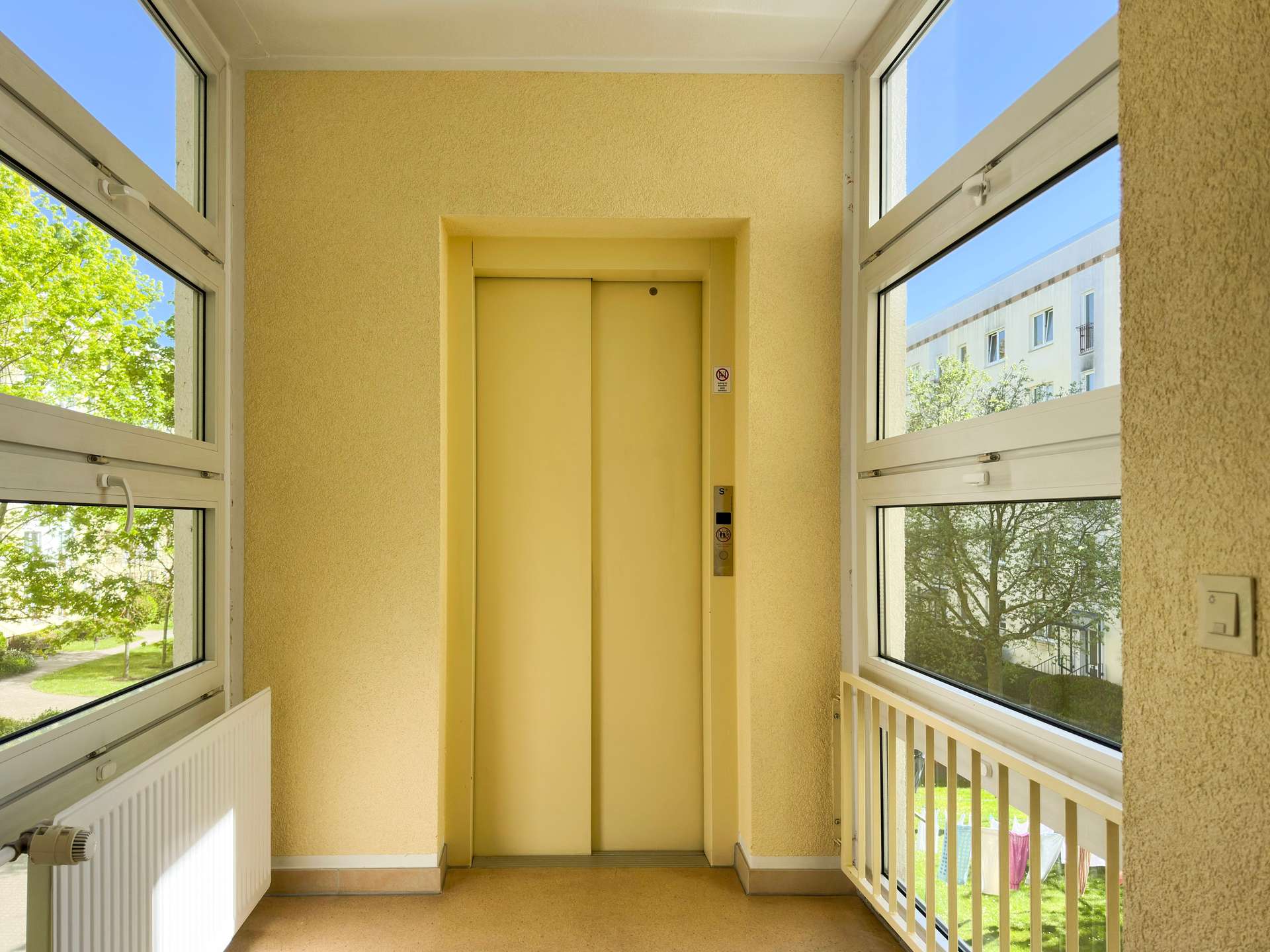 Aufzug auf halber Treppe