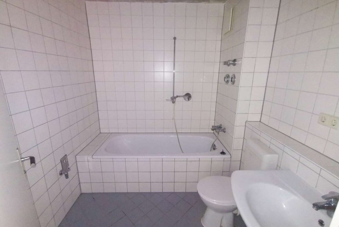 Bad mit Wanne und WMA