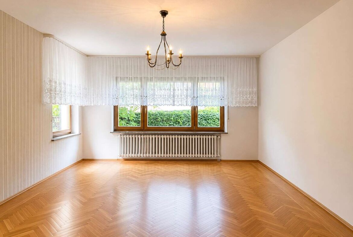 lichtdurchflutetes Wohnzimmer