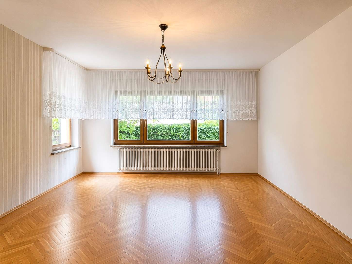 lichtdurchflutetes Wohnzimmer